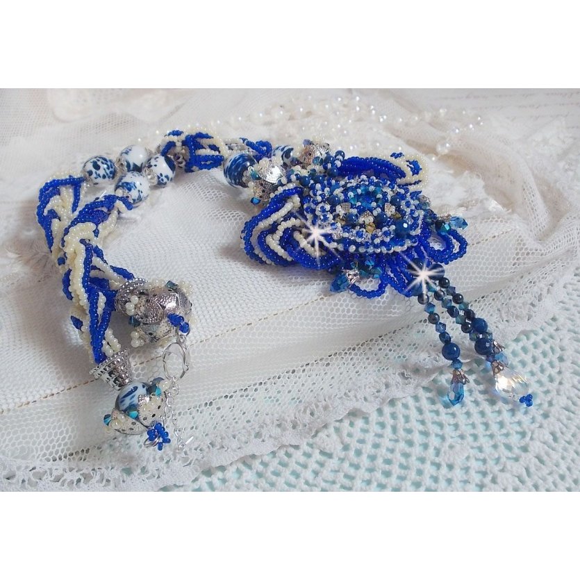 Collana Lotus Flowers ricamata con perle veneziane blu/bianco Capri e cristalli Swarovski