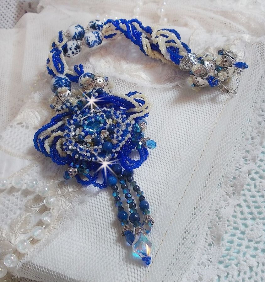 Collana Lotus Flowers ricamata con perle veneziane blu/bianco Capri e cristalli Swarovski