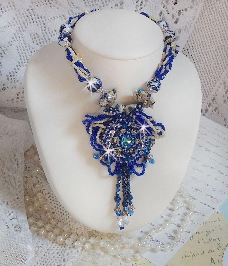 Collana Lotus Flowers ricamata con perle veneziane blu/bianco Capri e cristalli Swarovski