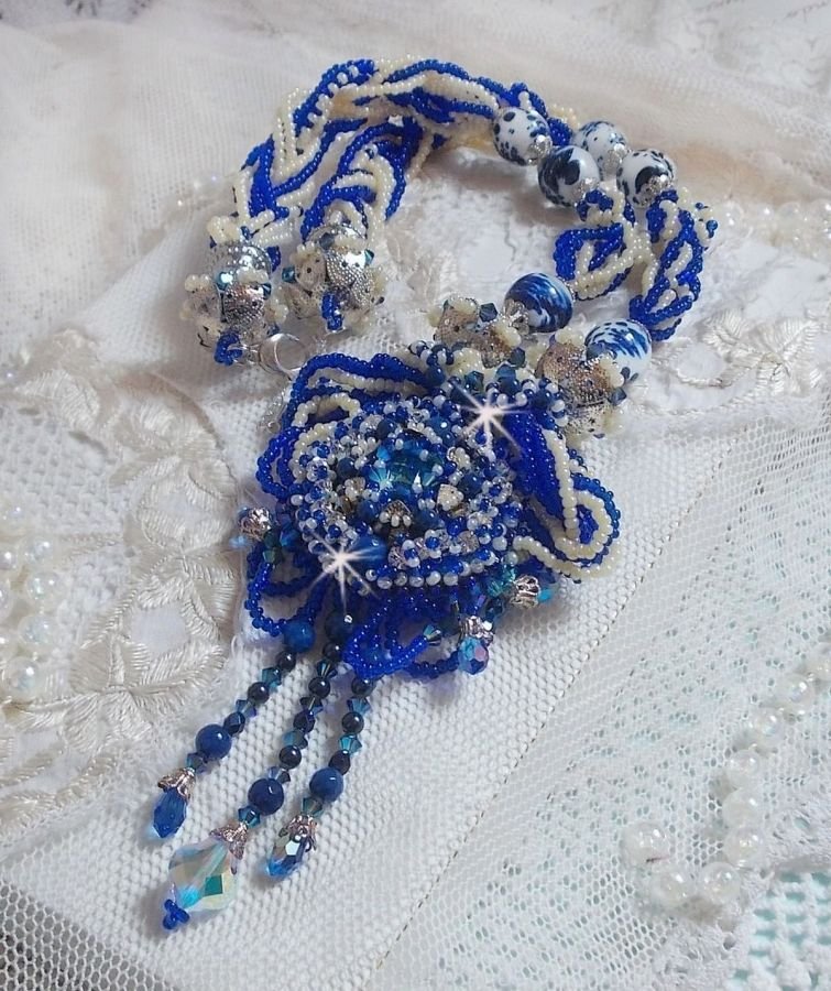 Collana Lotus Flowers ricamata con perle veneziane blu/bianco Capri e cristalli Swarovski