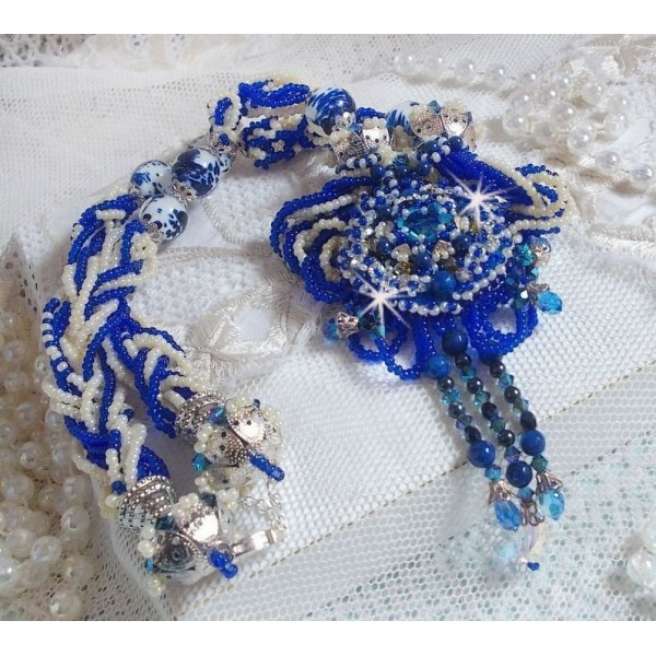Collana Lotus Flowers ricamata con perle veneziane blu/bianco Capri e cristalli Swarovski