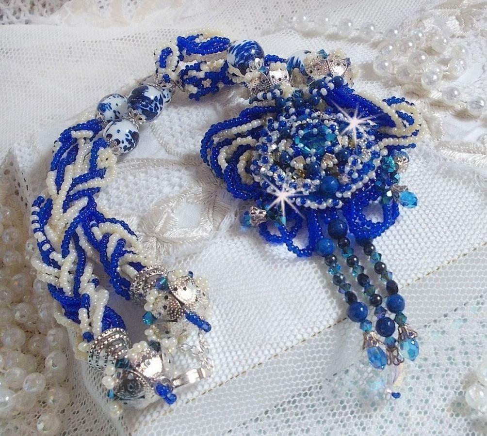 Collana Lotus Flowers ricamata con perle veneziane blu/bianco Capri e cristalli Swarovski