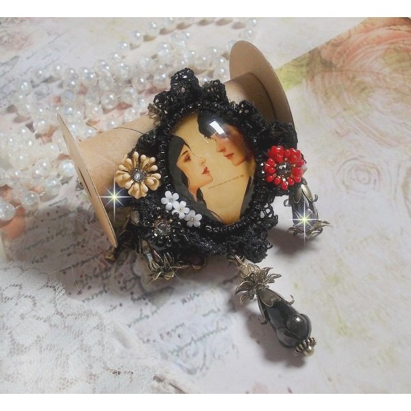 Collana Love Romance creata con cristalli, un cabochon ovale che rappresenta due donne, quarzo, ematite, perle placcate oro e altri accessori.