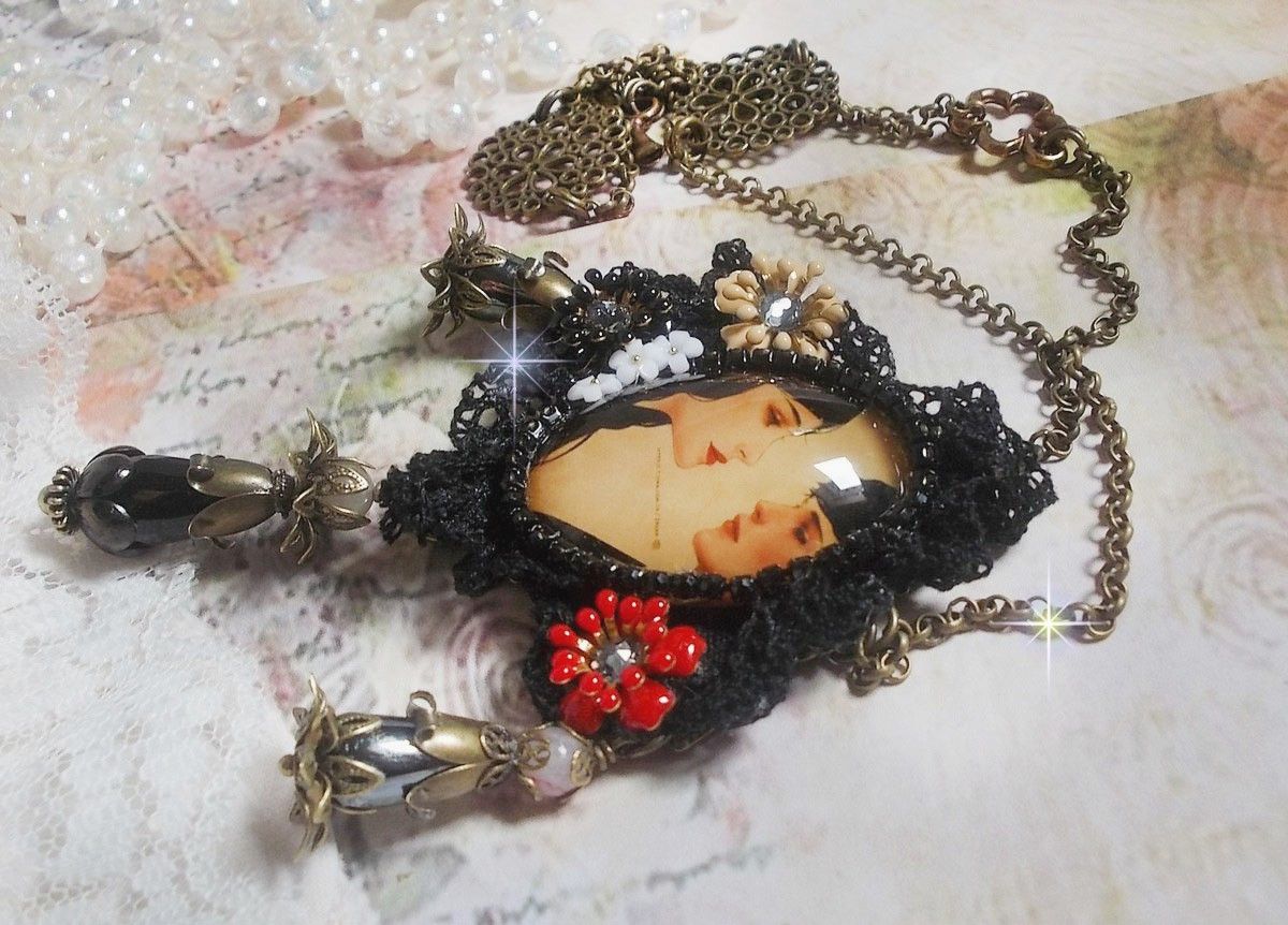 Collana Love Romance creata con cristalli, un cabochon ovale che rappresenta due donne, quarzo, ematite, perle placcate oro e altri accessori.