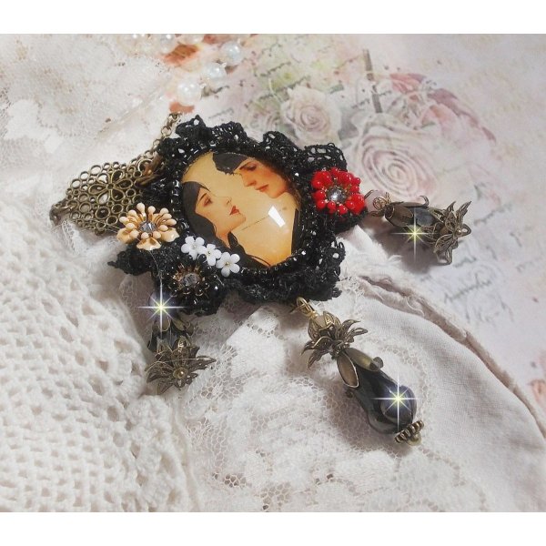 Collana Love Romance creata con cristalli, un cabochon ovale che rappresenta due donne, quarzo, ematite, perle placcate oro e altri accessori.