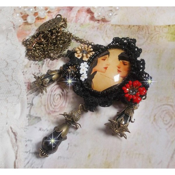 Collana Love Romance creata con cristalli, un cabochon ovale che rappresenta due donne, quarzo, ematite, perle placcate oro e altri accessori.