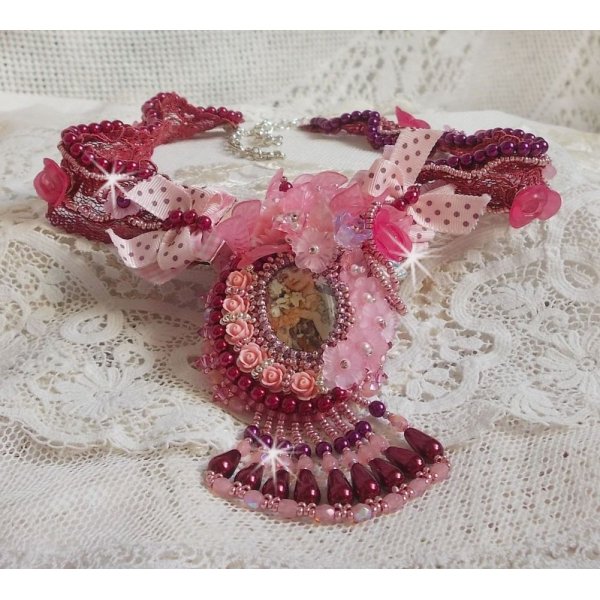 Collier Magnolia avec une dentelle bordeaux tr&egrave;s fine avec des cristaux de Swarovski