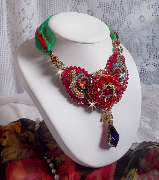 Collana Mia Haute-Couture Barocco/Vintage ricamata con cristalli Swarovski, placcata oro, perline di varie qualit&agrave;