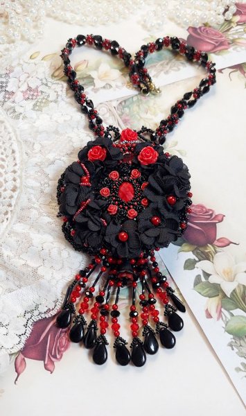 Collana Midnight in Paris ricamata con cristalli Swarovski, rose in resina, perline e pugnali neri