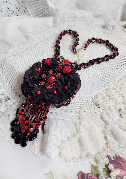 Collana Midnight in Paris ricamata con cristalli Swarovski, rose in resina, perline e pugnali neri