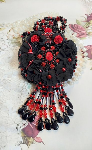 Collana Midnight in Paris ricamata con cristalli Swarovski, rose in resina, perline e pugnali neri