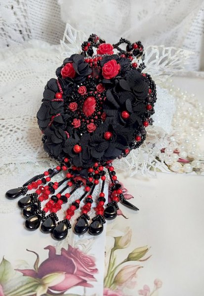 Collana Midnight in Paris ricamata con cristalli Swarovski, rose in resina, perline e pugnali neri