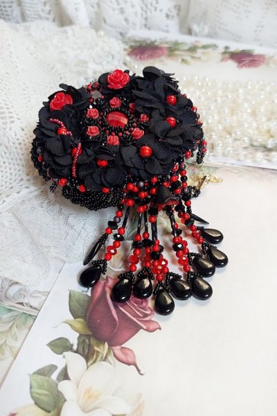 Collana Midnight in Paris ricamata con cristalli Swarovski, rose in resina, perline e pugnali neri