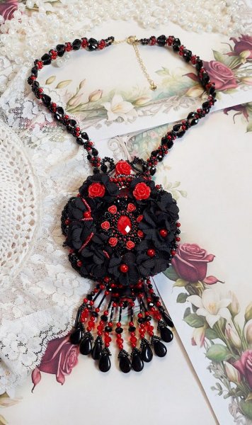 Collana Midnight in Paris ricamata con cristalli Swarovski, rose in resina, perline e pugnali neri