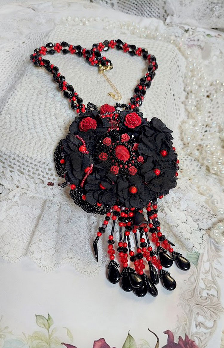 Collana Midnight in Paris ricamata con cristalli Swarovski, rose in resina, perline e pugnali neri