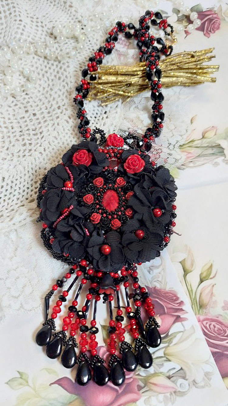 Collana Midnight in Paris ricamata con cristalli Swarovski, rose in resina, perline e pugnali neri