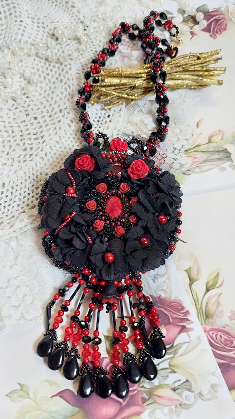 Collana Midnight in Paris ricamata con cristalli Swarovski, rose in resina, perline e pugnali neri