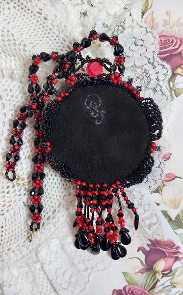 Collana Midnight in Paris ricamata con cristalli Swarovski, rose in resina, perline e pugnali neri