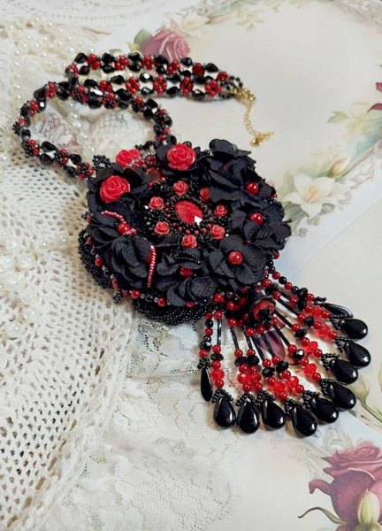 Collana Midnight in Paris ricamata con cristalli Swarovski, rose in resina, perline e pugnali neri