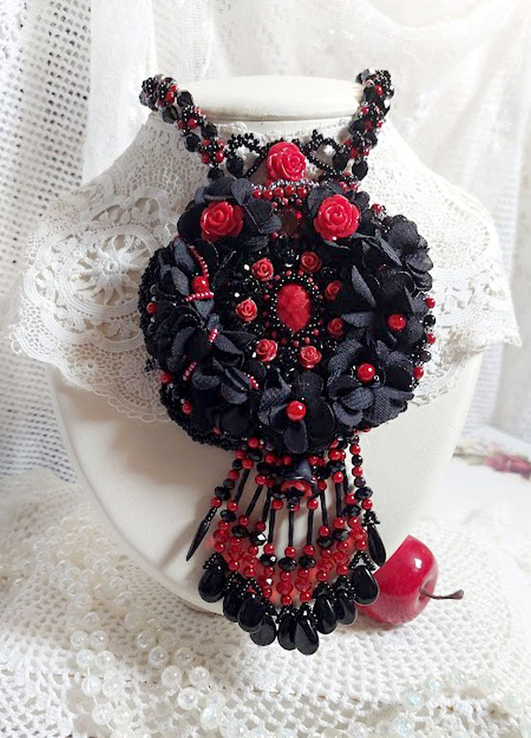 Collana Midnight in Paris ricamata con cristalli Swarovski, rose in resina, perline e pugnali neri