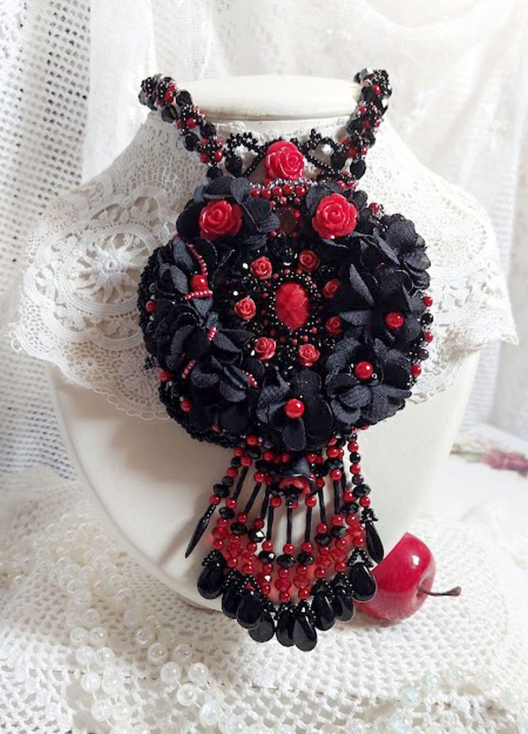 Collana Midnight in Paris ricamata con cristalli Swarovski, rose in resina, perline e pugnali neri
