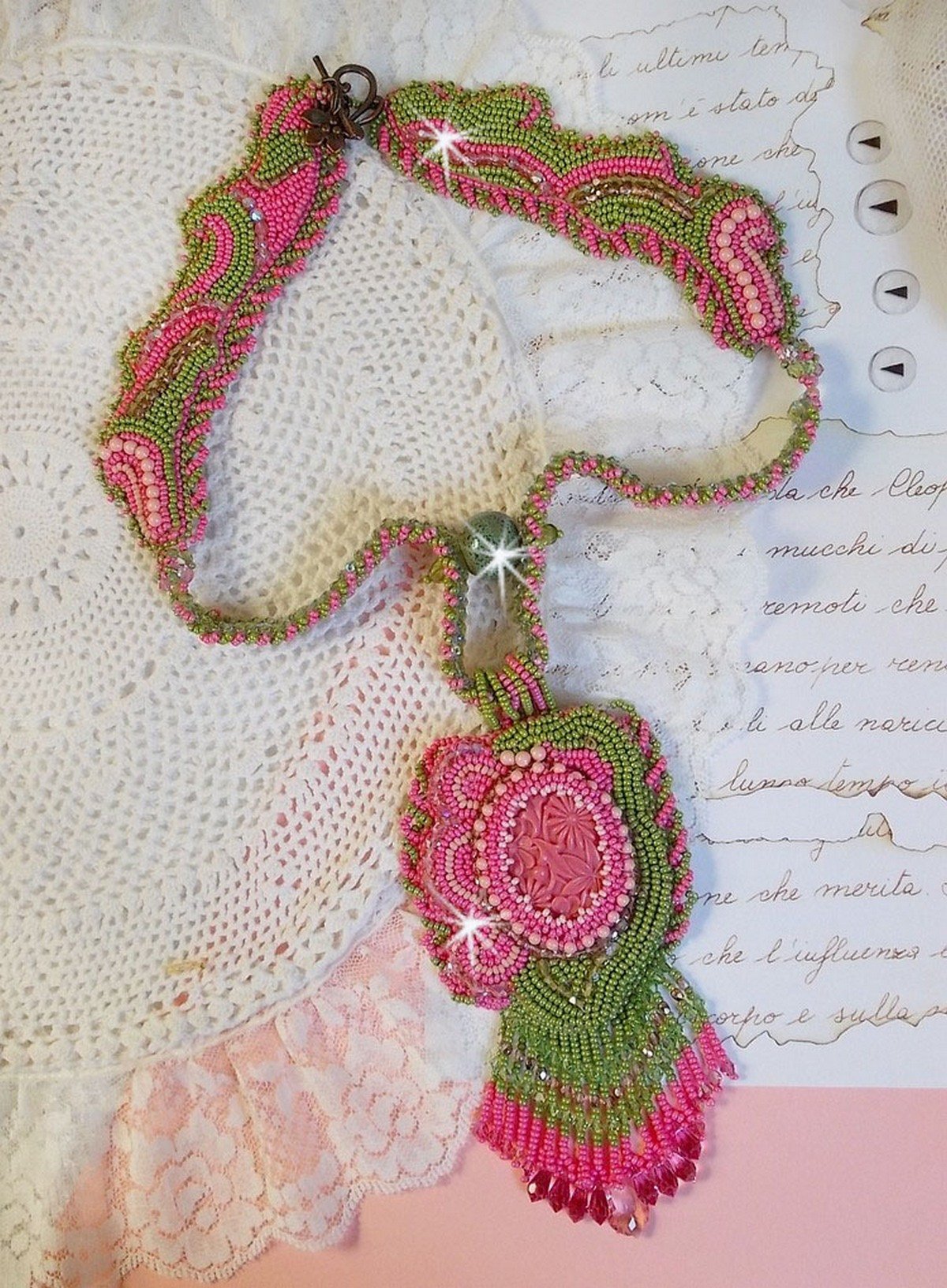 Collana Miss Lady ricamata con perline verdi e rosa e un cabochon in resina