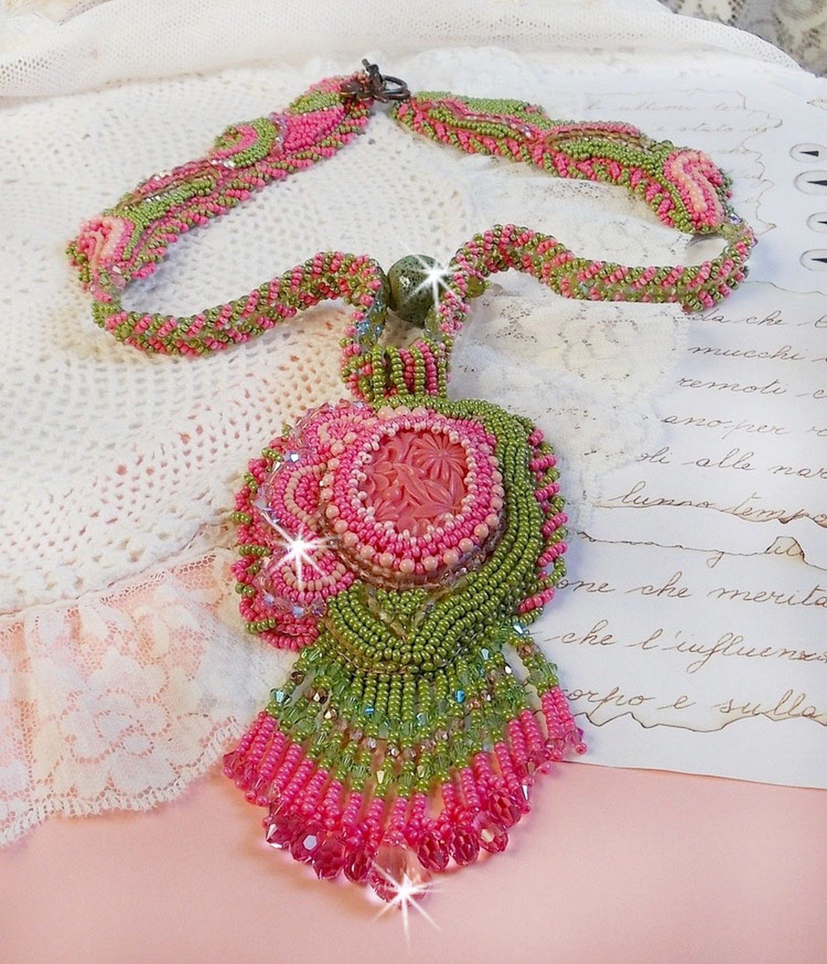 Collana Miss Lady ricamata con perline verdi e rosa e un cabochon in resina