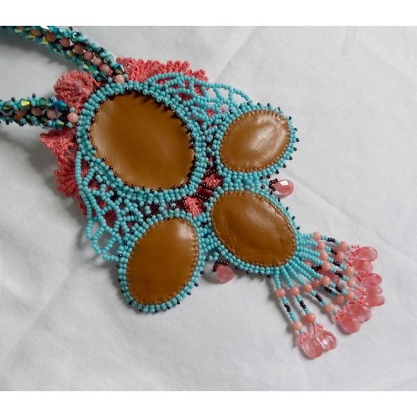 Collana Na&iuml;ade Haute-Couture creata con cabochon di turchese, cristalli PureCrystal, pizzo e perline varie.