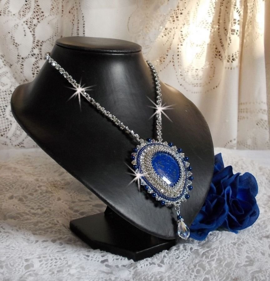 Collana Blue Nile ricamata con una pera cabochon di Lapislazzuli e cristalli Swarovski