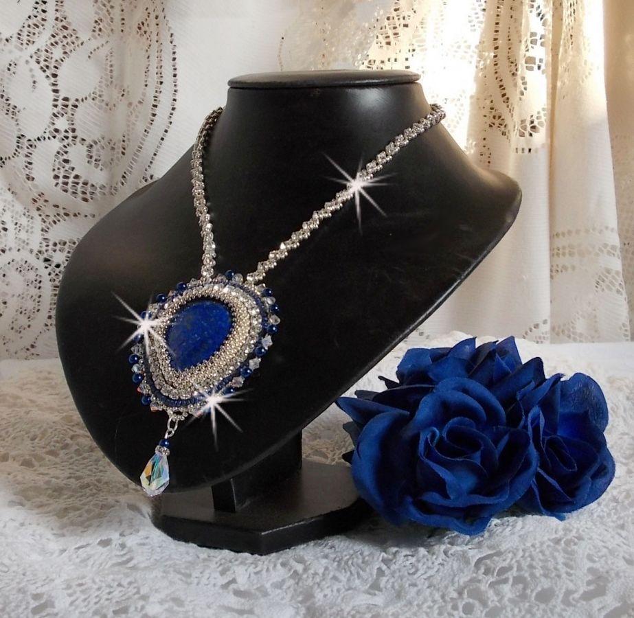 Collana Blue Nile ricamata con una pera cabochon di Lapislazzuli e cristalli Swarovski