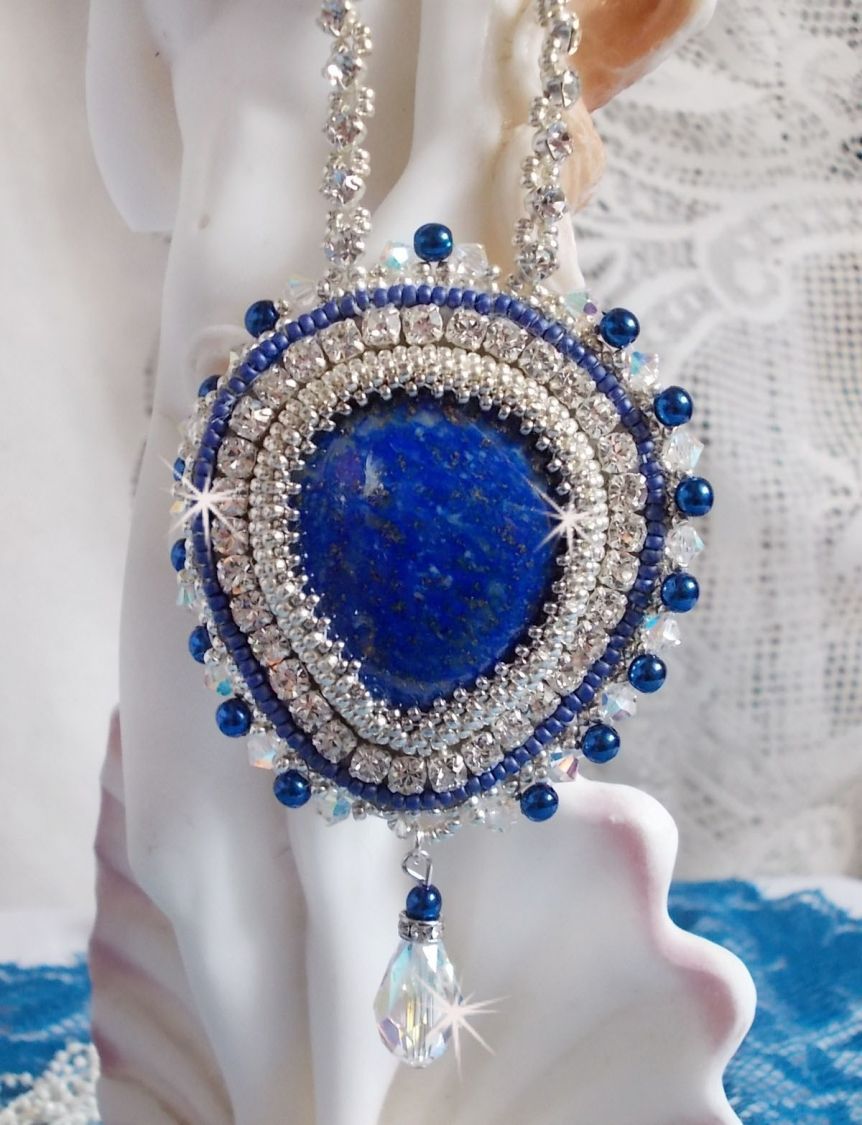 Collana Blue Nile ricamata con una pera cabochon di Lapislazzuli e cristalli Swarovski