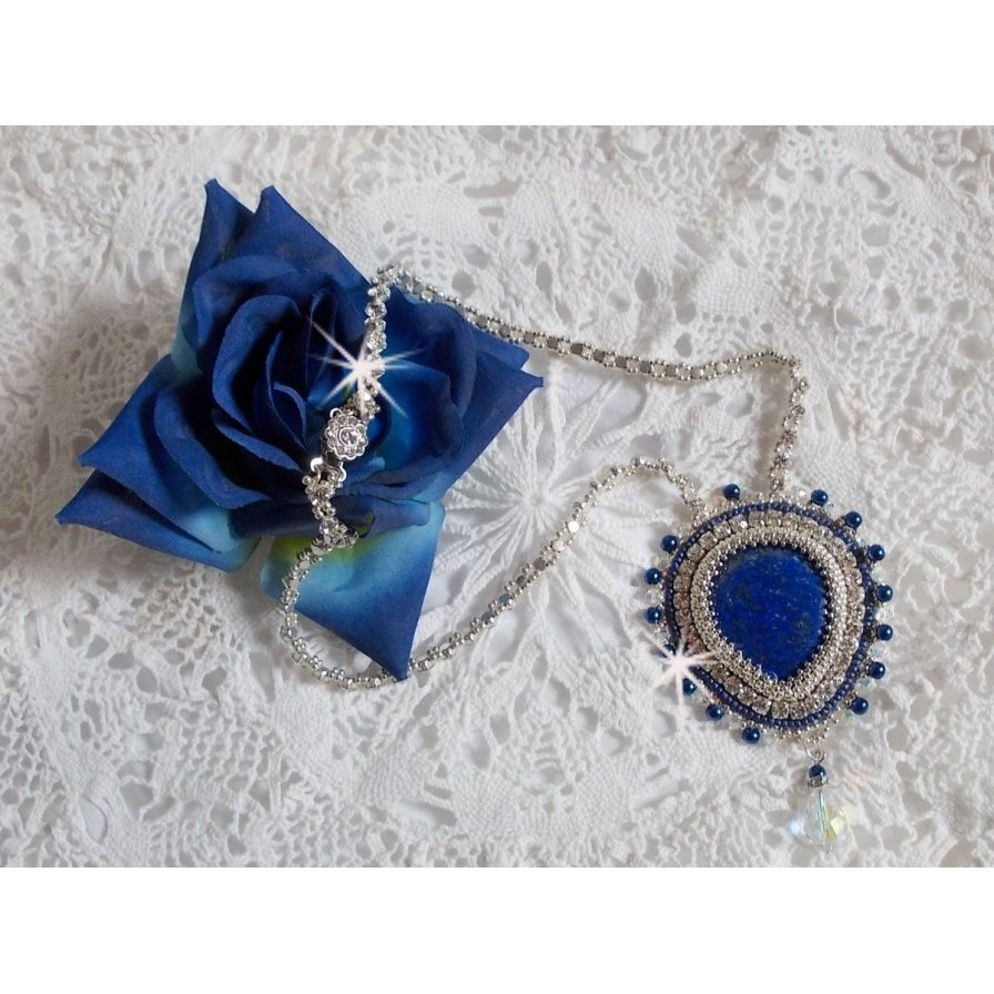 Collana Blue Nile ricamata con una pera cabochon di Lapislazzuli e cristalli Swarovski