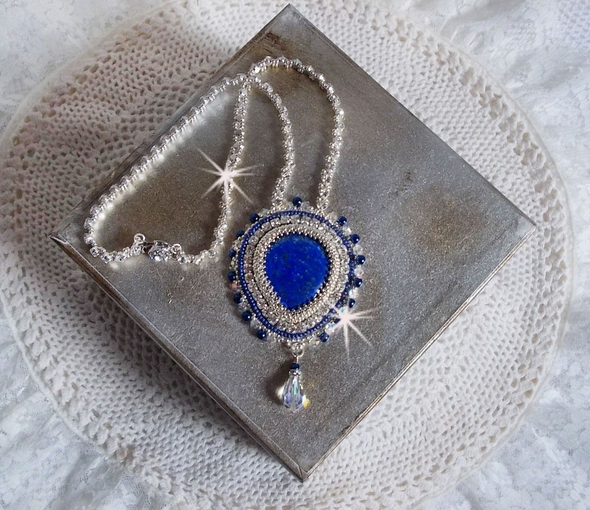 Collana Blue Nile ricamata con una pera cabochon di Lapislazzuli e cristalli Swarovski