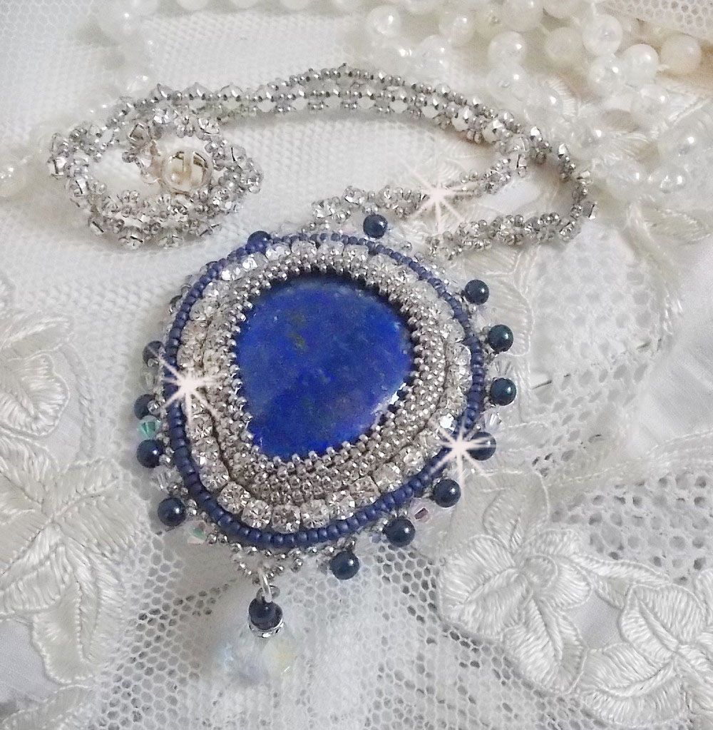 Collana Blue Nile ricamata con una pera cabochon di Lapislazzuli e cristalli Swarovski