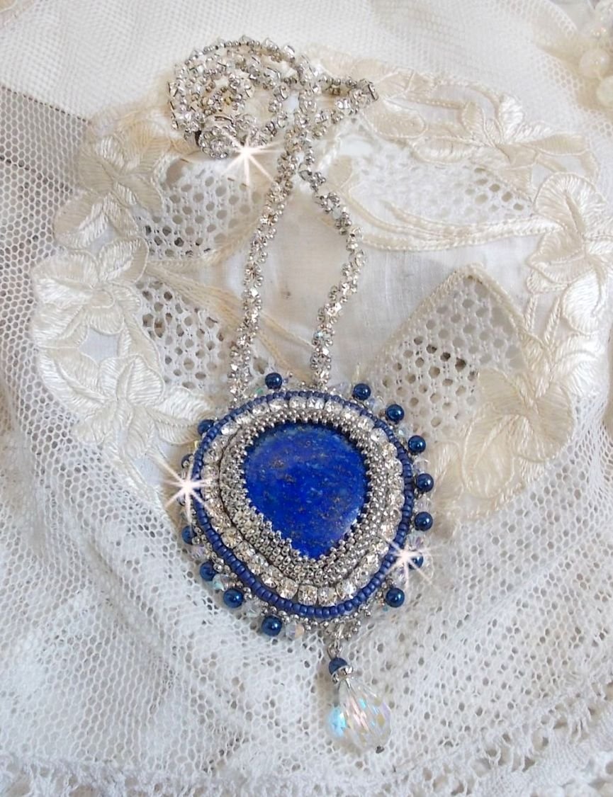 Collana Blue Nile ricamata con una pera cabochon di Lapislazzuli e cristalli Swarovski