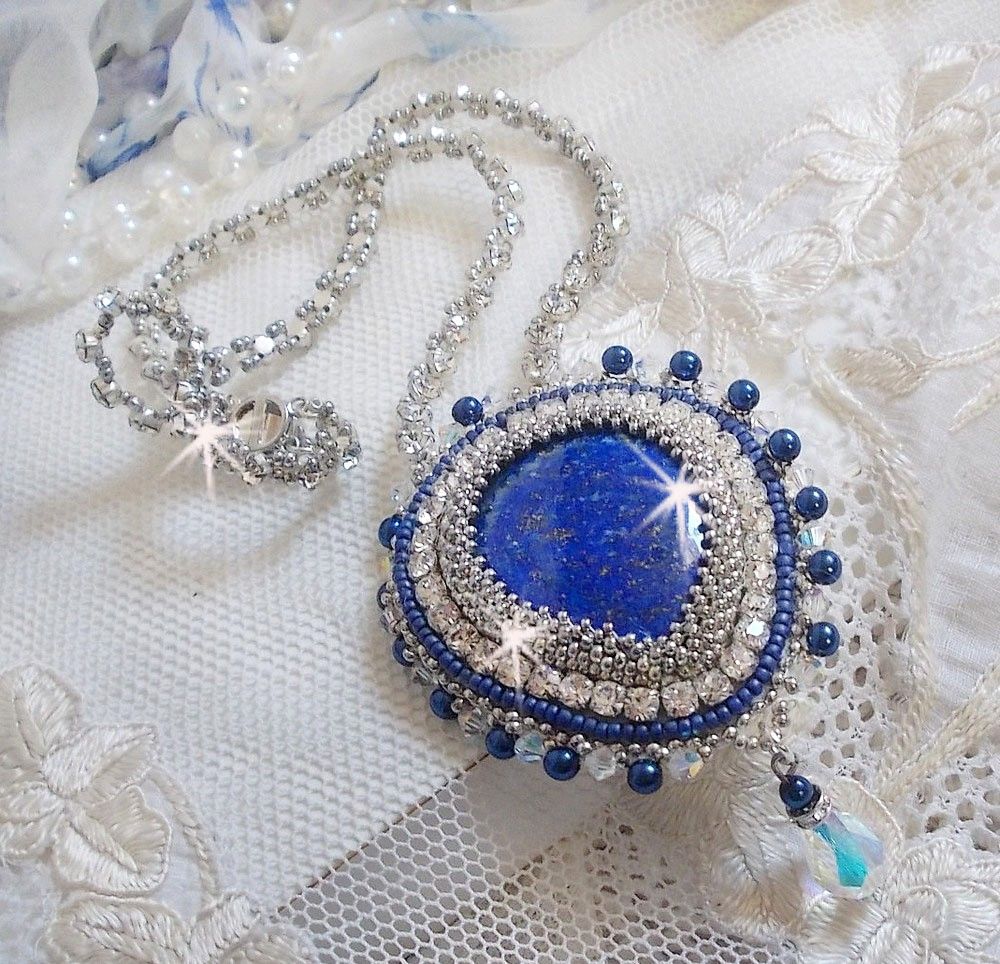 Collana Blue Nile ricamata con una pera cabochon di Lapislazzuli e cristalli Swarovski