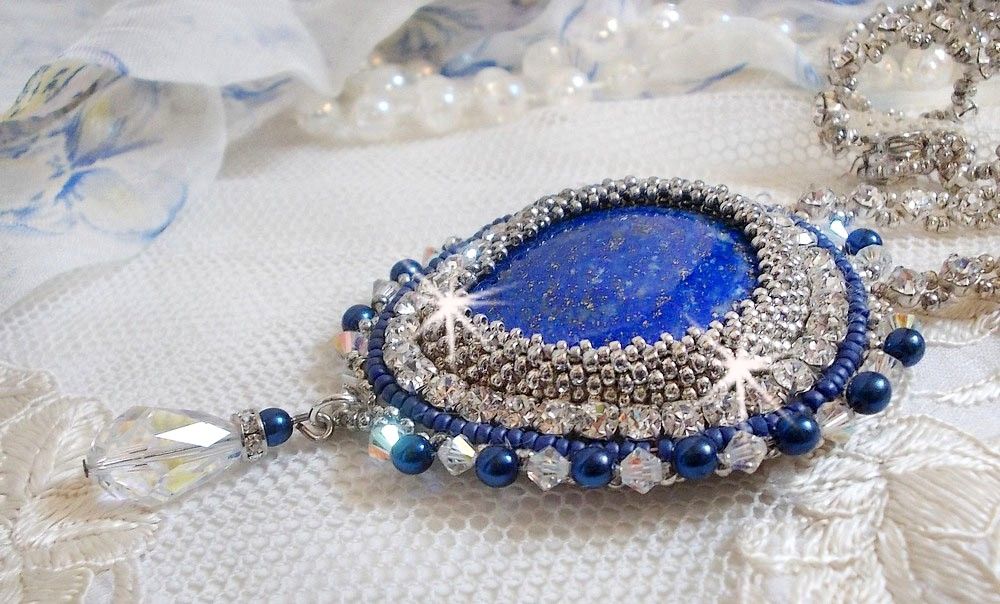 Collana Blue Nile ricamata con una pera cabochon di Lapislazzuli e cristalli Swarovski