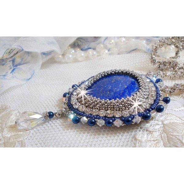 Collana Blue Nile ricamata con una pera cabochon di Lapislazzuli e cristalli Swarovski