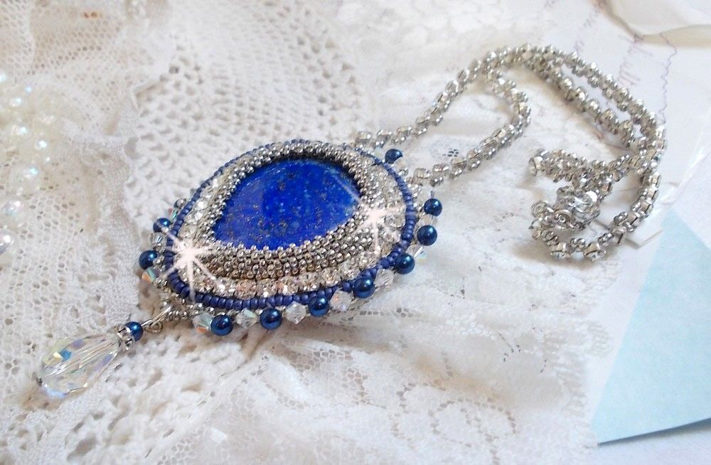 Collana Blue Nile ricamata con una pera cabochon di Lapislazzuli e cristalli Swarovski