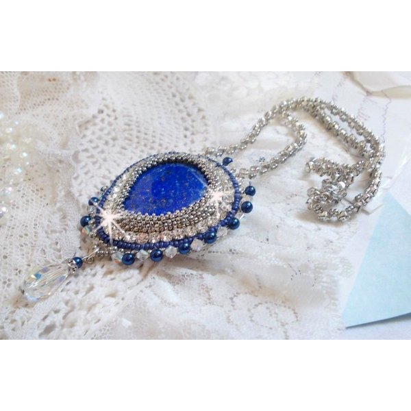 Collana Blue Nile ricamata con una pera cabochon di Lapislazzuli e cristalli Swarovski