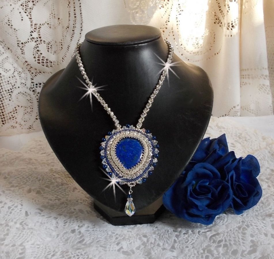 Collana Blue Nile ricamata con una pera cabochon di Lapislazzuli e cristalli Swarovski