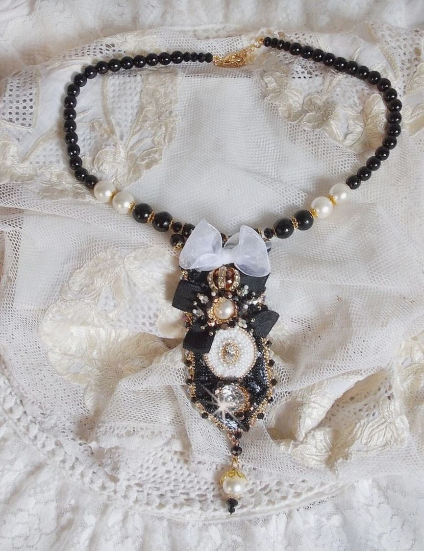 Collana vintage Sacred Black Haute-Couture ricamata con cristalli Swarovski, nastro di organza e perline Miyuki