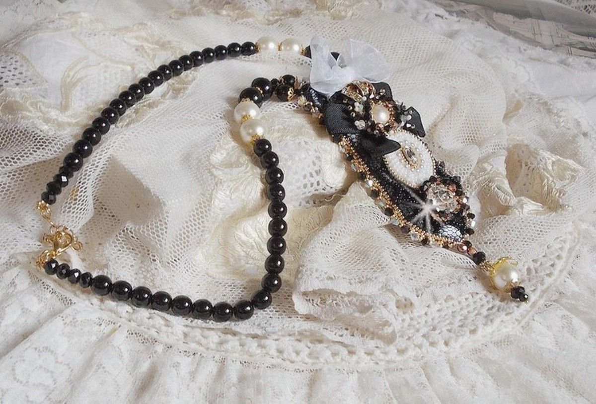 Collana vintage Sacred Black Haute-Couture ricamata con cristalli Swarovski, nastro di organza e perline Miyuki