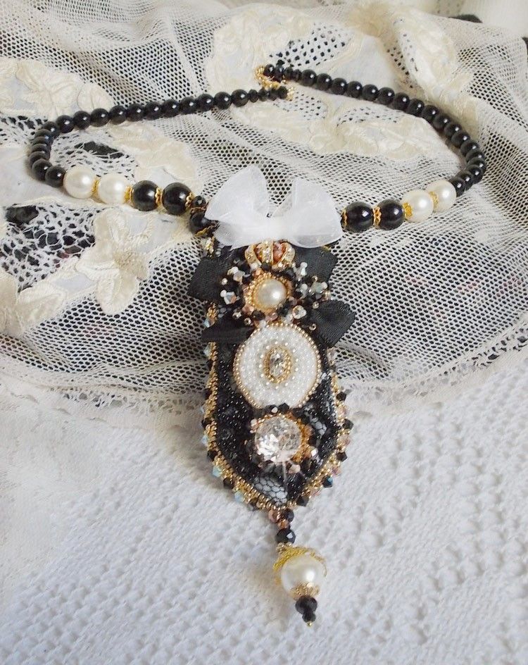 Collana vintage Sacred Black Haute-Couture ricamata con cristalli Swarovski, nastro di organza e perline Miyuki