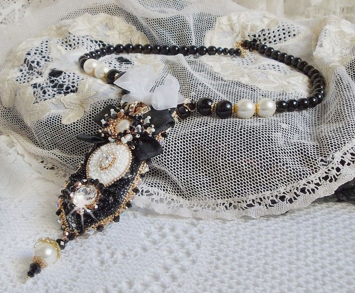 Collana vintage Sacred Black Haute-Couture ricamata con cristalli Swarovski, nastro di organza e perline Miyuki