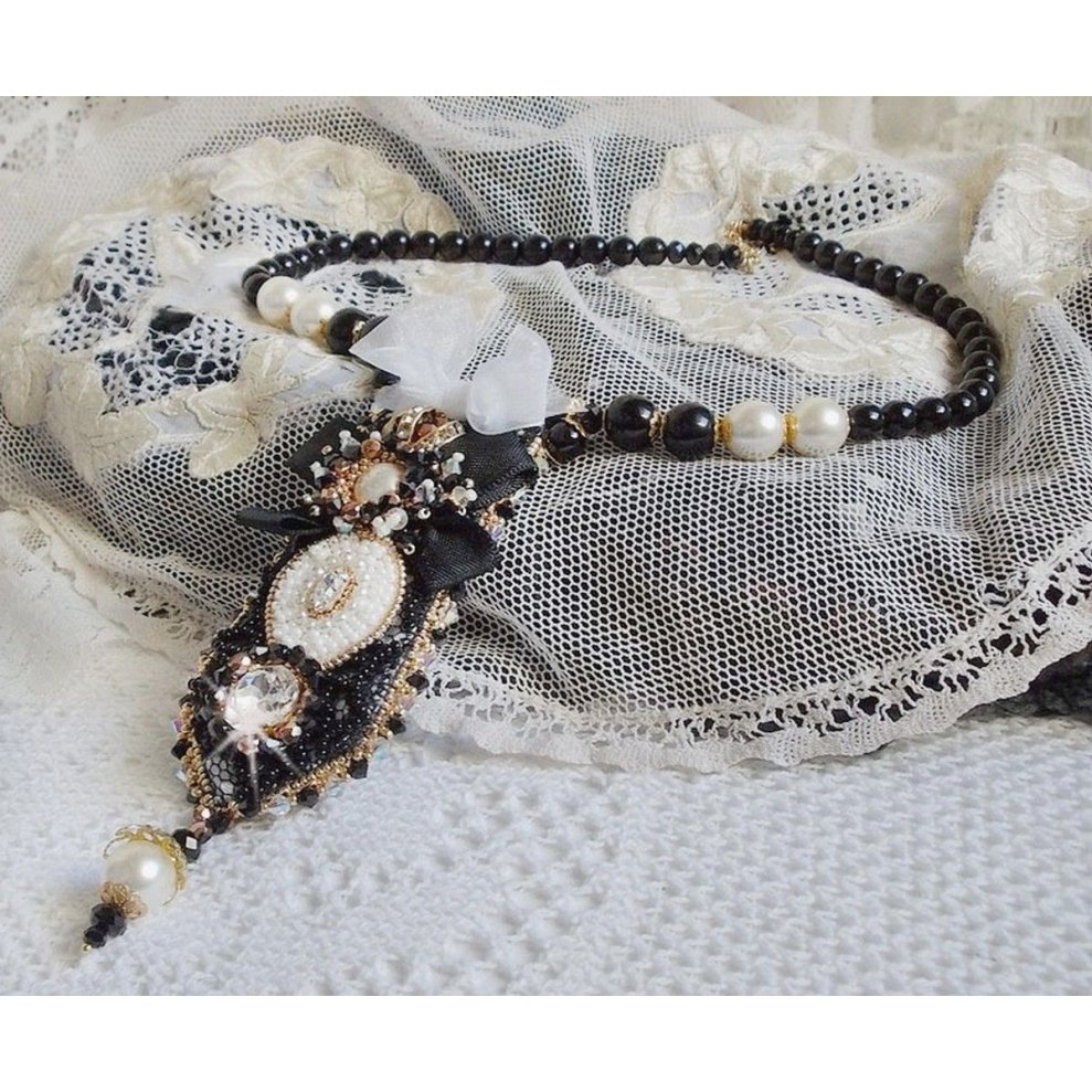 Collana vintage Sacred Black Haute-Couture ricamata con cristalli Swarovski, nastro di organza e perline Miyuki