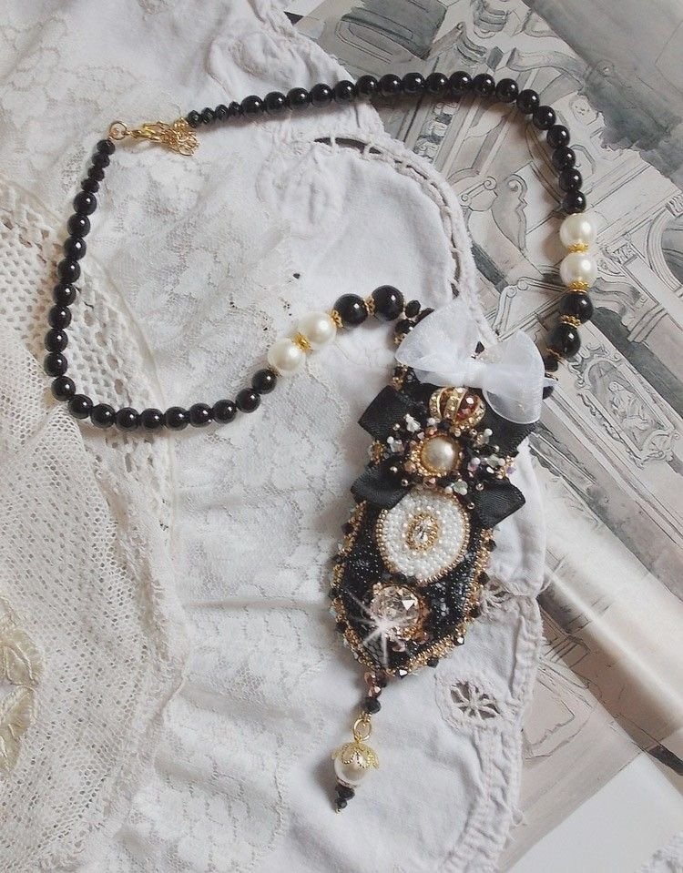 Collana vintage Sacred Black Haute-Couture ricamata con cristalli Swarovski, nastro di organza e perline Miyuki