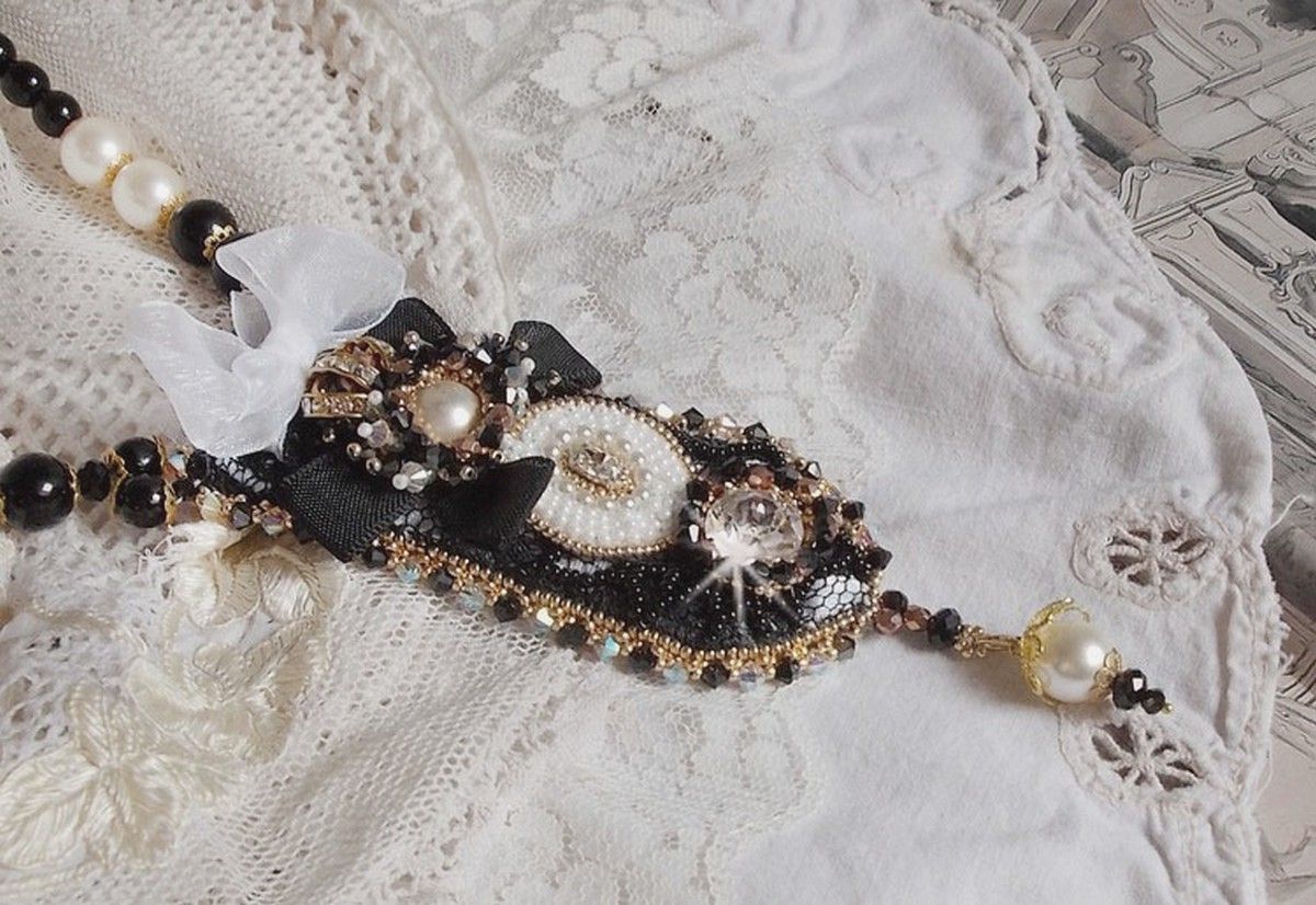 Collana vintage Sacred Black Haute-Couture ricamata con cristalli Swarovski, nastro di organza e perline Miyuki