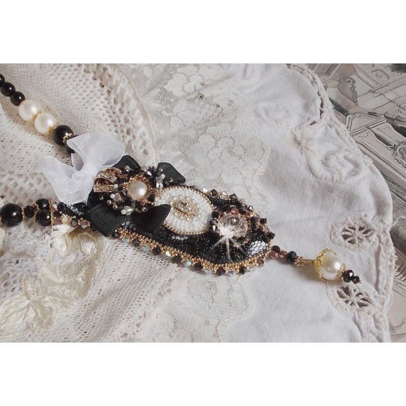 Collana vintage Sacred Black Haute-Couture ricamata con cristalli Swarovski, nastro di organza e perline Miyuki