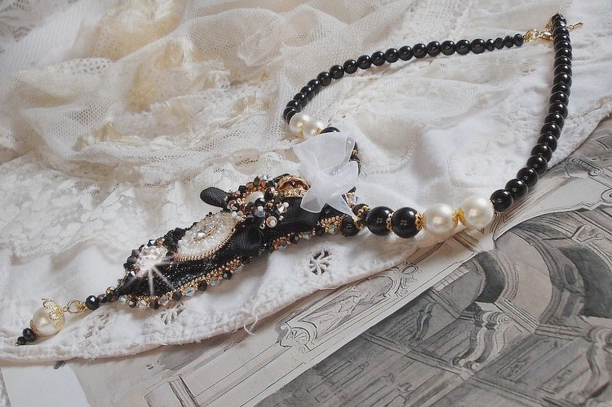 Collana vintage Sacred Black Haute-Couture ricamata con cristalli Swarovski, nastro di organza e perline Miyuki